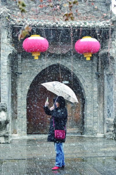 2日,游客在潍坊市青州古城景区拍摄雪景 本组图片均由新华社发